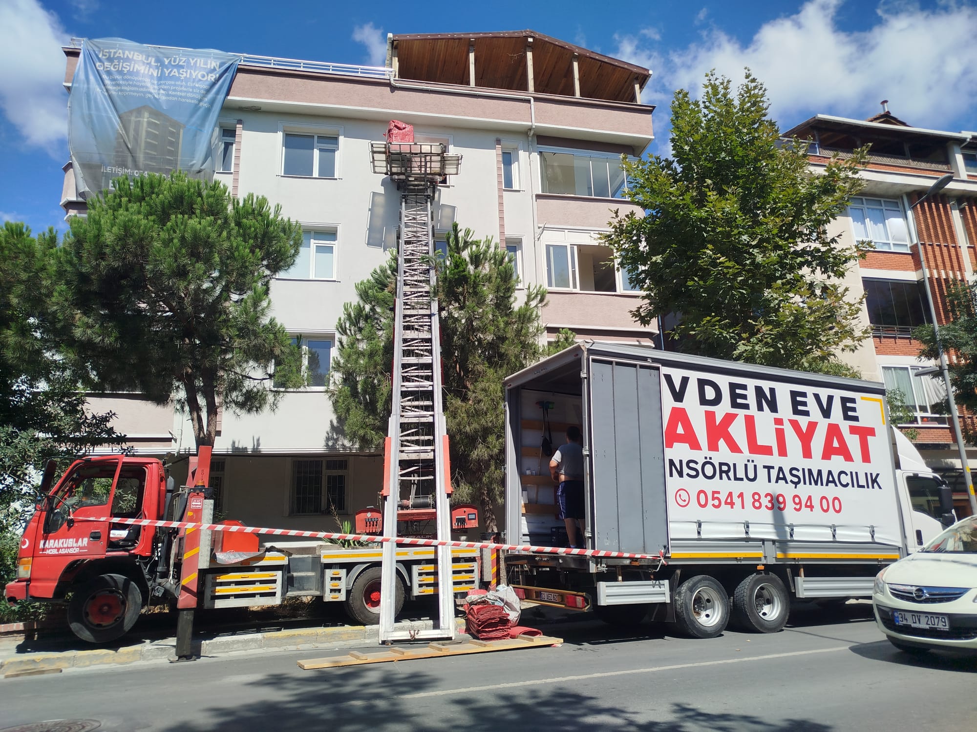 Rüzgar Nakliyat aracı ve binaya kurulmuş taşıma asansörü
